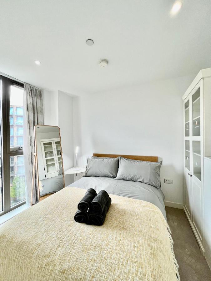 Luxury 2 Bedroom 2 Bathroom Apartment - London City Airport Екстер'єр фото
