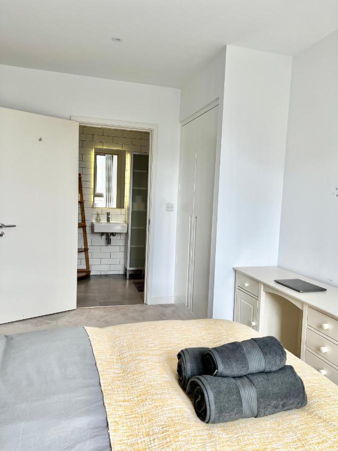 Luxury 2 Bedroom 2 Bathroom Apartment - London City Airport Екстер'єр фото