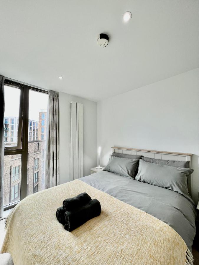 Luxury 2 Bedroom 2 Bathroom Apartment - London City Airport Екстер'єр фото