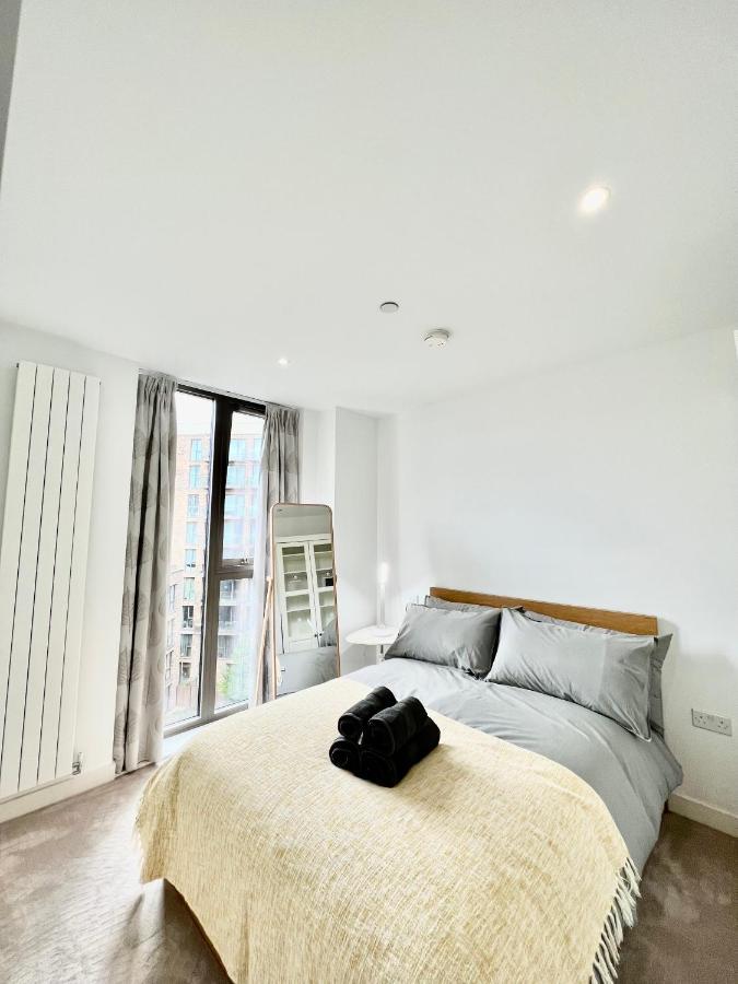 Luxury 2 Bedroom 2 Bathroom Apartment - London City Airport Екстер'єр фото