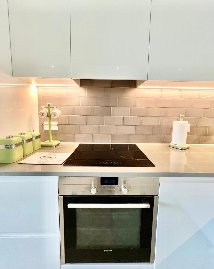 Luxury 2 Bedroom 2 Bathroom Apartment - London City Airport Екстер'єр фото