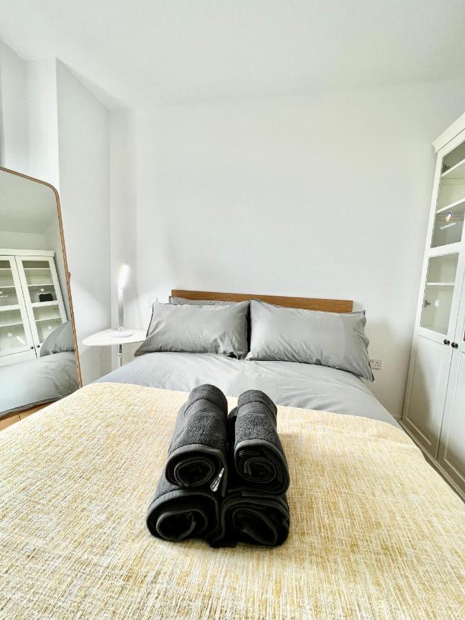 Luxury 2 Bedroom 2 Bathroom Apartment - London City Airport Екстер'єр фото